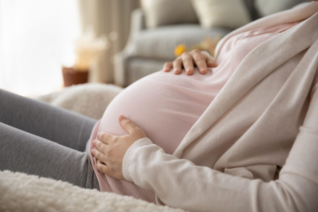 お腹に触れている妊婦