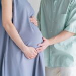 妊婦のお腹に触れる夫