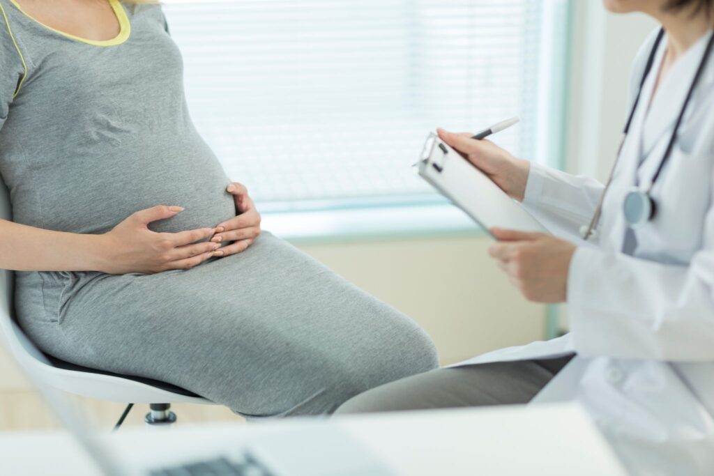初産での無痛分娩について医師に相談している妊婦