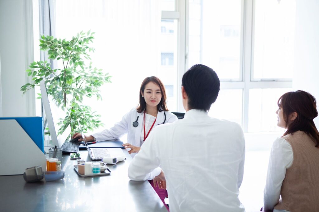 医師に相談している夫婦
