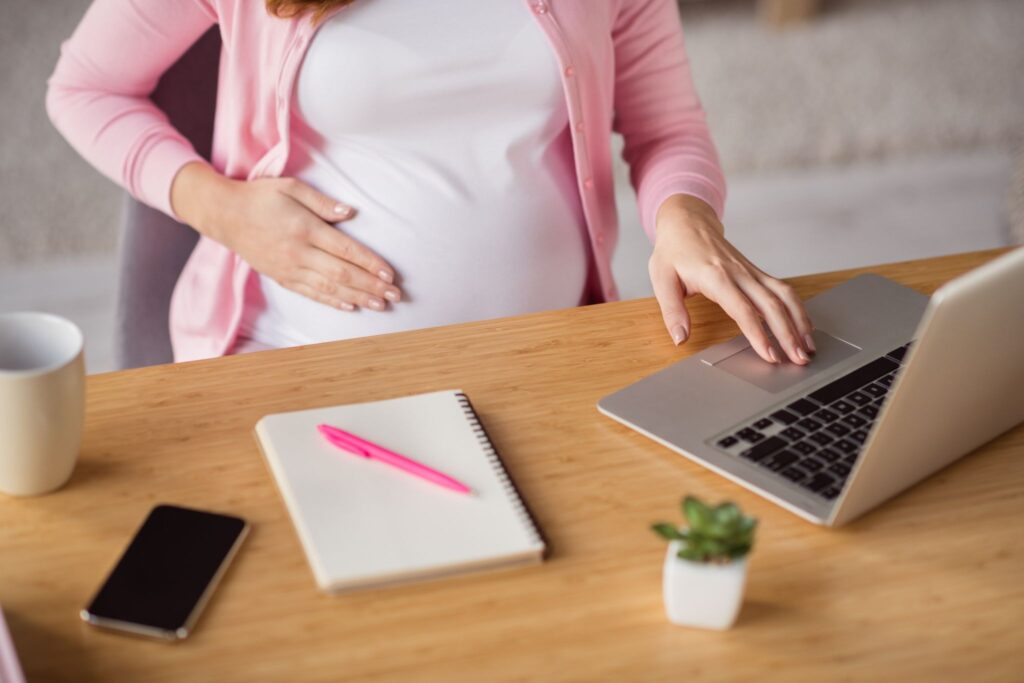 パソコンで出産費用は医療費控除の対象になるか調べている妊婦