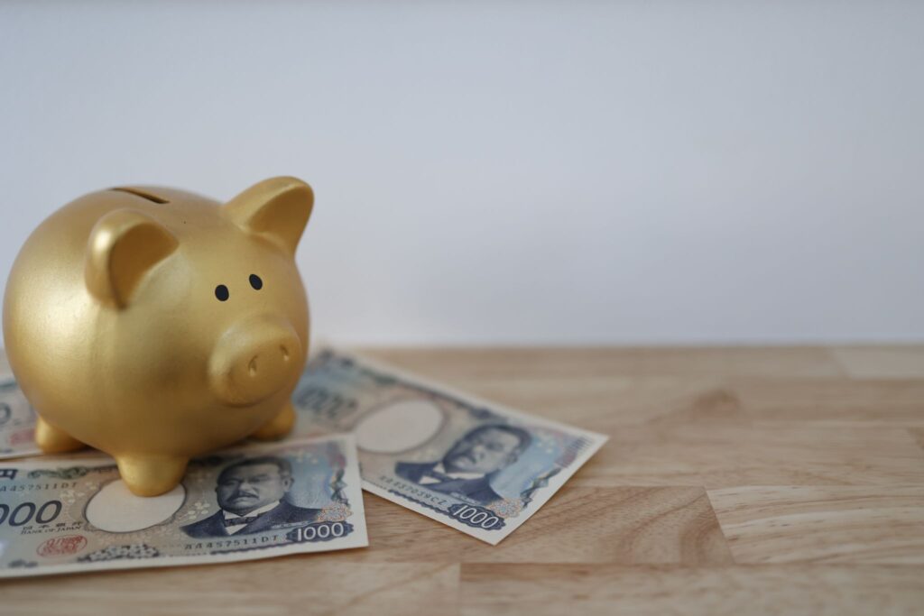 ブタの貯金箱と千円札