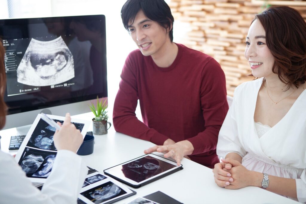 東京都の無痛分娩補助制度について説明を受けている夫婦