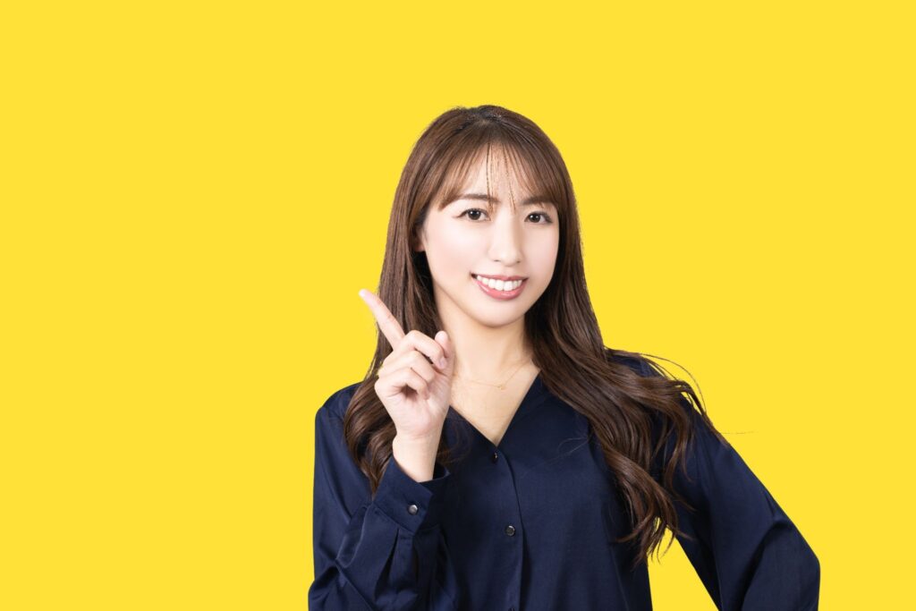 人差し指を立てている女性
