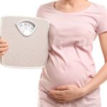体重計を持つ妊婦