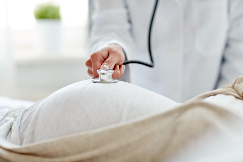 医師の診察を受ける妊婦