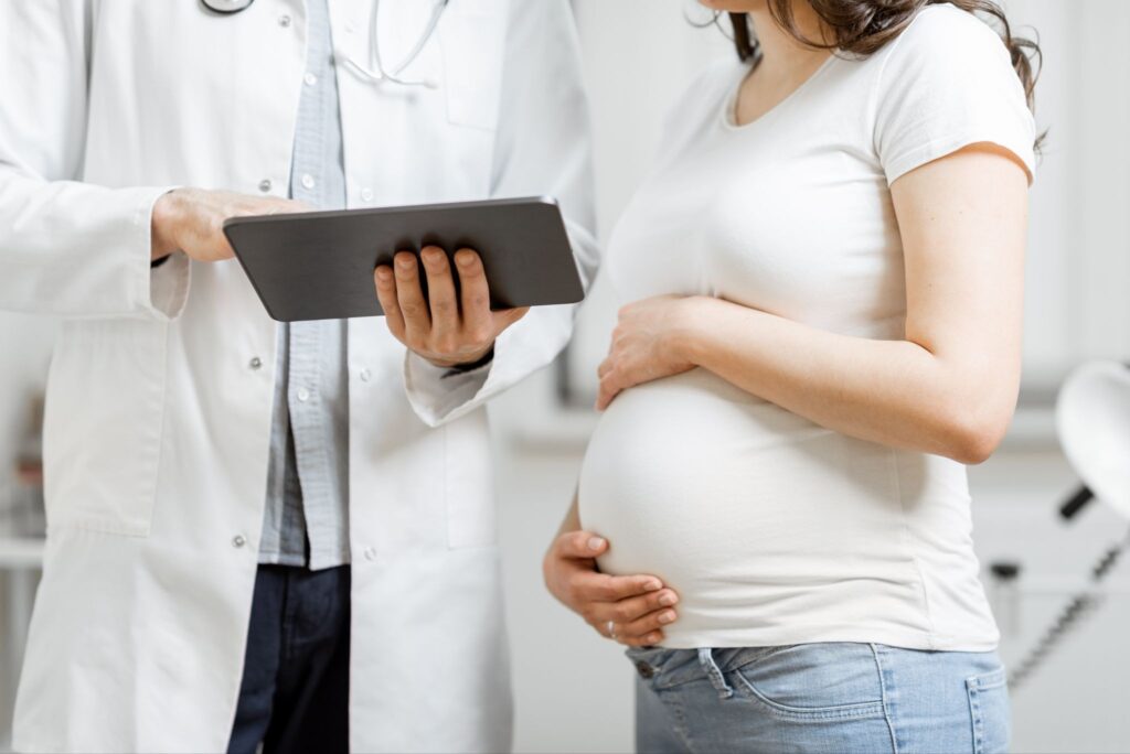 医師から説明を受ける妊婦